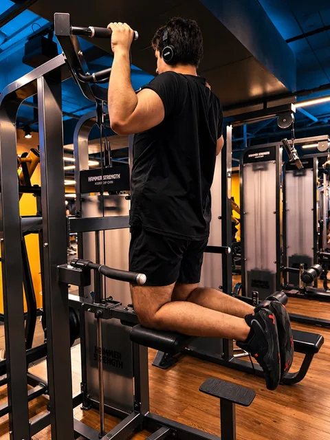 Treino em aparelho de barra fixa assistida