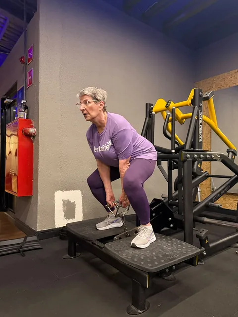 Treino de levantamento em aparelho com cabo