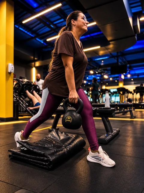 Treino de avanço com kettlebell e apoio elevado